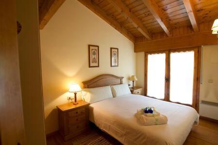 アルプにあるla Cabana dels Esquirolsのベッドルーム(白いベッド1台、窓付)