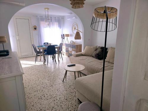 un salon avec un canapé et une table dans l'établissement La brise marine - proche de la mer, à Valras-Plage