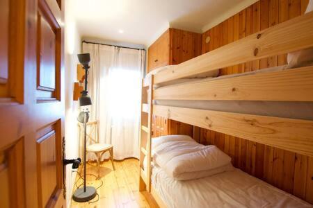 1 dormitorio con litera en una habitación de madera en Apartamento con encanto Alp, en Alp