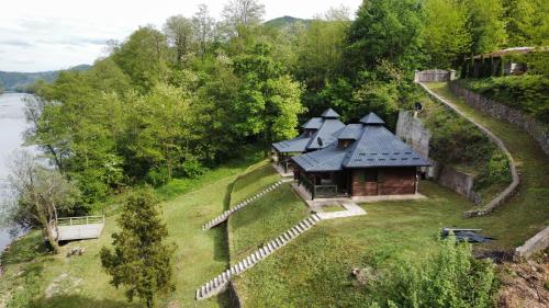 Vue aérienne d'une maison sur une colline à côté d'une rivière dans l'établissement Radgost Drina, à Bajina Bašta