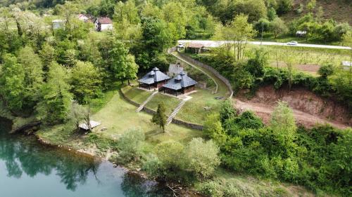 - une vue aérienne sur une maison à côté d'une rivière dans l'établissement Radgost Drina, à Bajina Bašta