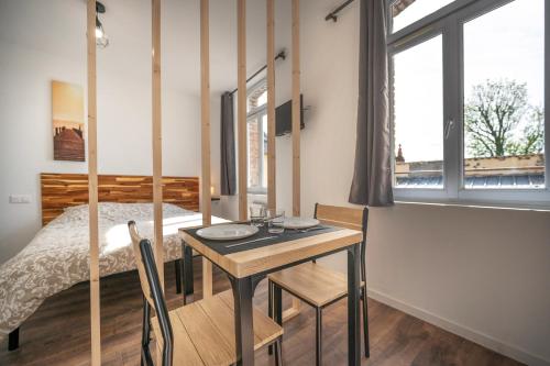une chambre avec un lit, une table et des chaises dans l'établissement studio 2 personnes, à Abbeville