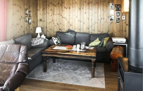 ein Wohnzimmer mit einem Sofa und einem Couchtisch in der Unterkunft Stunning Home In Lensvik With Wifi in Lensvik