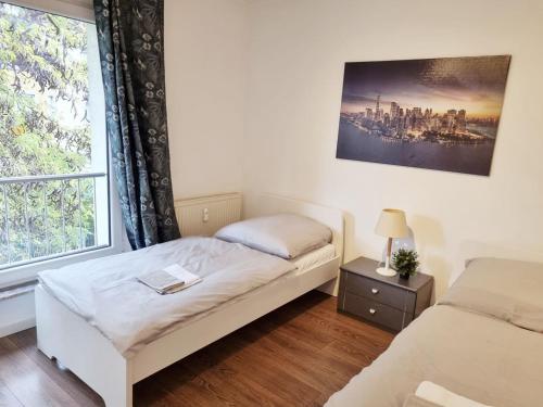 een slaapkamer met een bed en een raam bij Apartment in Offenbach am Main in Offenbach