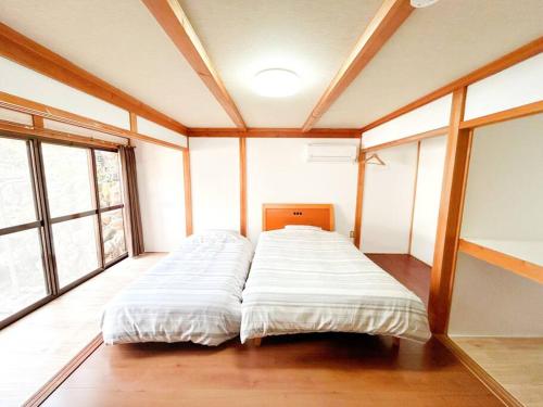 Postel nebo postele na pokoji v ubytování New Open !! 田舎の一棟貸 お庭でBBQやプール遊びができる貸切の宿 3ぴーす