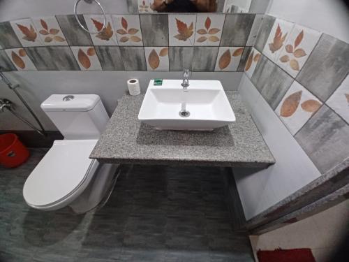 uma casa de banho com um lavatório e um WC em VENTO SERENO em Candolim