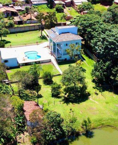an aerial view of a house with a swimming pool at sobrado luxo in Trindade