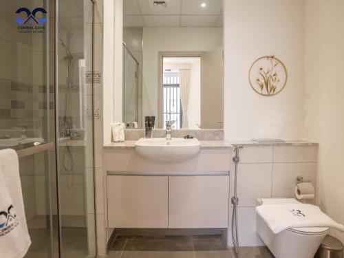 La salle de bains est pourvue d'un lavabo, de toilettes et d'une douche. dans l'établissement Sleek & Stylish Brand New 1-BR Apt - Jaddaf Avenue, à Dubaï
