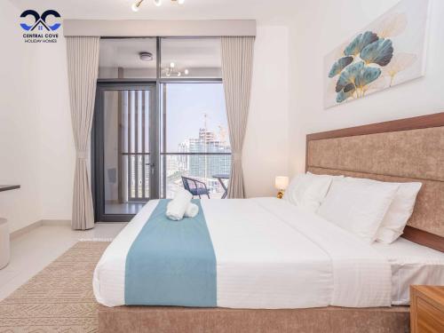 - une chambre avec un grand lit et une fenêtre dans l'établissement Sleek & Stylish Brand New 1-BR Apt - Jaddaf Avenue, à Dubaï