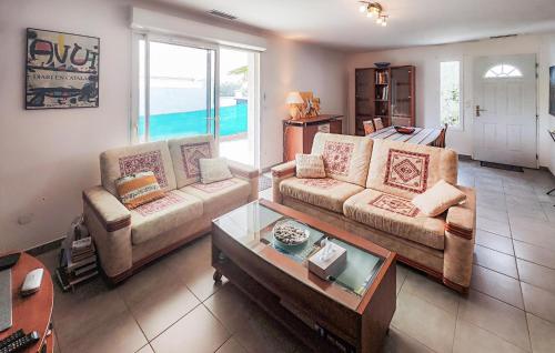 un salon avec deux canapés et une table dans l'établissement 2 Bedroom Nice Home In Cessenon-Sur-Orb, à Cessenon