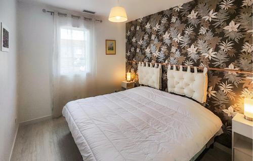 ein Schlafzimmer mit einem großen Bett mit Blumenwand in der Unterkunft Lovely Home In Cessenon-sur-orb With Wi-fi in Cessenon
