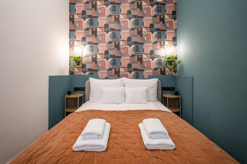 um quarto com uma cama com duas toalhas em Downtown Delight: An Artsy and Homelike Haven em Budapeste
