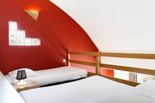 Ένα ή περισσότερα κρεβάτια σε δωμάτιο στο Logis Hôtel Beauséjour Colmar