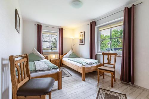 - une chambre avec un lit, une chaise et une fenêtre dans l'établissement Ferienwohnung Anke Volkmann, à Offenbüttel