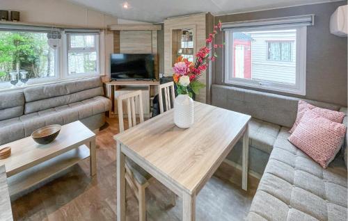 TV a/nebo společenská místnost v ubytování 2 Bedroom Cozy StaCaravan In Makkum