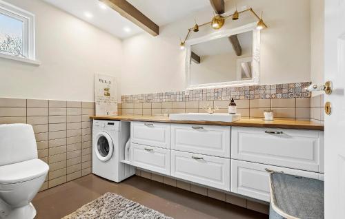 La salle de bains est pourvue d'un lavabo et d'un lave-linge. dans l'établissement Stunning Home In Kalundborg With Kitchen, à Kalundborg