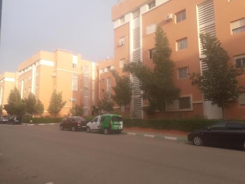 een parkeerplaats met auto's voor gebouwen bij ديار الاطلس بني ملال المغرب in Beni Mellal