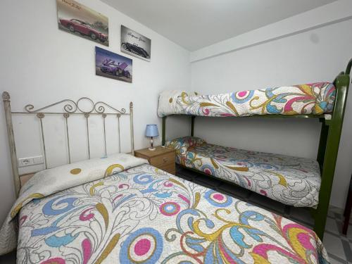 1 dormitorio con 2 literas en una habitación en Casa Patricia Fuencaliente w/Heated pool, en Fuencaliente