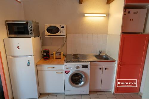 Il comprend une petite cuisine équipée d'un réfrigérateur et d'un lave-linge. dans l'établissement Charmante maison climatisée à 2km de la plage, à Vias