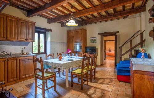 a kitchen and dining room with a table and chairs at Cafranceschino in Mercatello sul Metauro