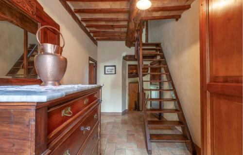 cocina con escalera de madera en una habitación en Cafranceschino en Mercatello sul Metauro