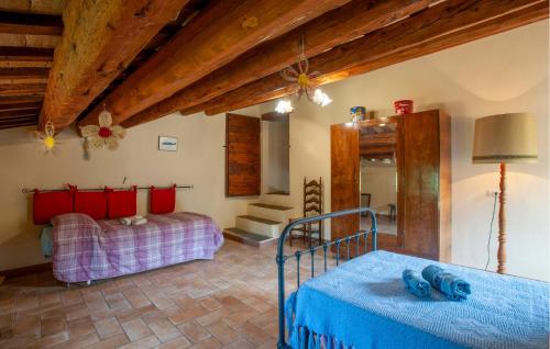 una camera con due letti in una stanza con soffitti in legno di Cafranceschino a Mercatello sul Metauro