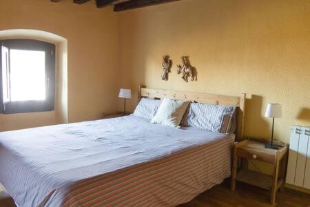 1 dormitorio con 1 cama grande con sábanas blancas en Dúplex Das Can Serrat en Das