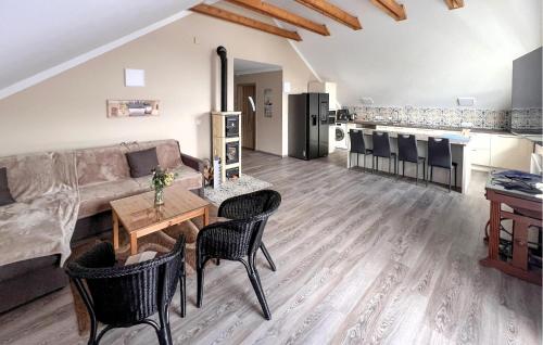 Kuchyňa alebo kuchynka v ubytovaní Cozy Apartment In Jelesnia