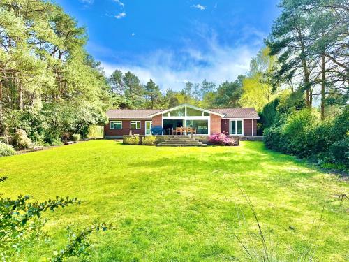 En trädgård utanför Luxury Five Bed Home - Large Garden with BBQ - New Forest and Beach Links