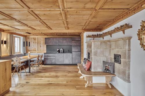 uma cozinha e sala de jantar com tecto em madeira em Fernsicht Alpen-Apartments em Lech am Arlberg
