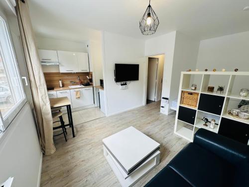 un salon avec un canapé et une table dans l'établissement Très agréable studio à Villeurbanne, à Villeurbanne