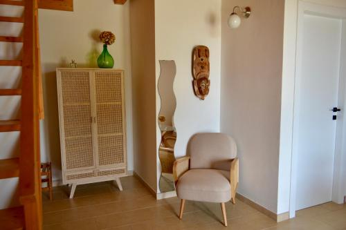 un soggiorno con sedia e mensola di Antica Masseria Timparuci a Modica