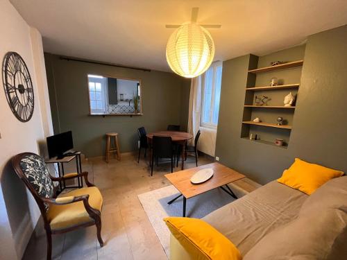 un salon avec un canapé et une table dans l'établissement Charmante maison, à Auxerre