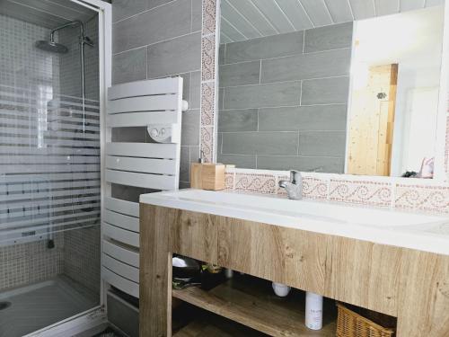 une salle de bain avec un lavabo et un miroir dans l'établissement La brise marine - proche de la mer, à Valras-Plage