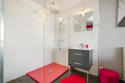 une salle de bain avec un lavabo et une douche dans l'établissement Full Moon Heliopolis, au Cap d'Agde