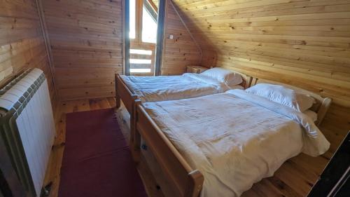 Zimmer mit 2 Betten in einer Holzhütte in der Unterkunft Vila Baco in Žabljak