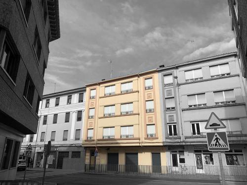 une photo en noir et blanc d'un bâtiment dans l'établissement Ramón y Cajal SUITES DE LUXE, à León