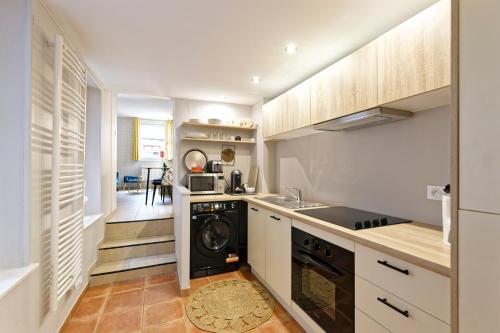 Il comprend une cuisine équipée d'un lave-linge et d'un sèche-linge. dans l'établissement Le Petit Gourmet - Studio en centre-ville, à Nancy