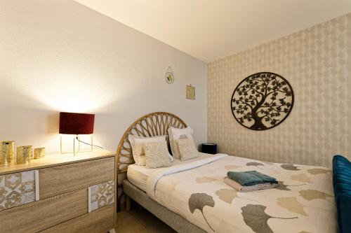 une chambre avec un lit et une commode dans l'établissement Le Petit Gourmet - Studio en centre-ville, à Nancy