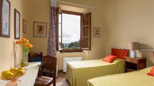 Habitación con 2 camas y ventana en VILLA TREGGIAIA 12&2, Emma Villas, en San Casciano in Val di Pesa