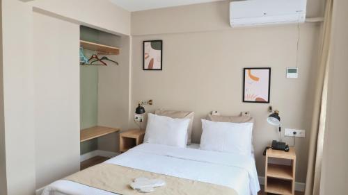 a bedroom with two beds with white sheets at Balta Hotel in Edirne