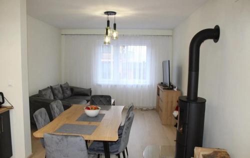 - un salon avec une table et un poêle à bois dans l'établissement Apartament u Jędrusia, à Żywiec
