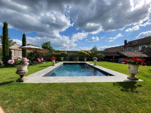 une piscine dans la cour d'une maison dans l'établissement Les Glycines, à Ury