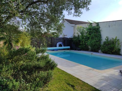 een zwembad in de achtertuin van een huis bij Chambre direct piscine in Talence