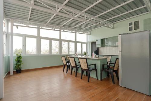 - une cuisine avec une table et des chaises dans la chambre dans l'établissement Sri Sai Grand IN, à Bangalore