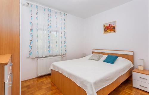 Stunning Apartment In Krk With Kitchen tesisinde bir odada yatak veya yataklar