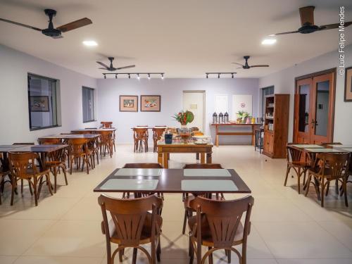 une salle à manger avec des tables et des chaises dans l'établissement HOTEL AGUAS DE BODOQUENA, à Bodoquena