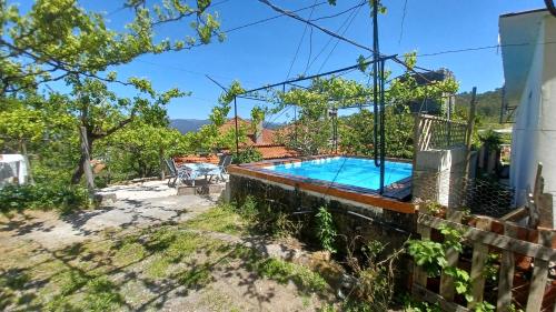 - une piscine dans l'arrière-cour d'une maison dans l'établissement Quinta Vista do Vale, 