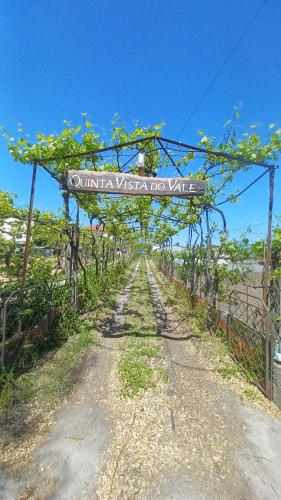 un panneau indiquant un vignoble sur une route dans l'établissement Quinta Vista do Vale, 