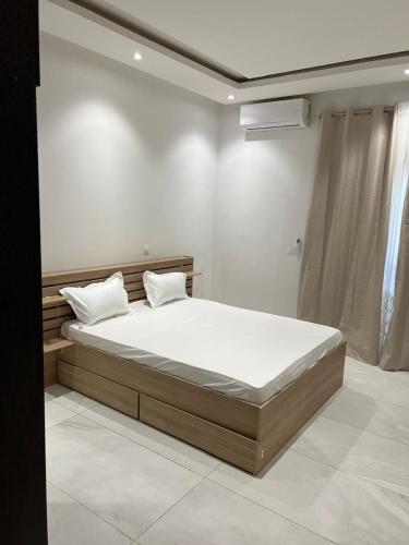 een slaapkamer met een groot bed in een kamer bij Appartement F4 in Dakar